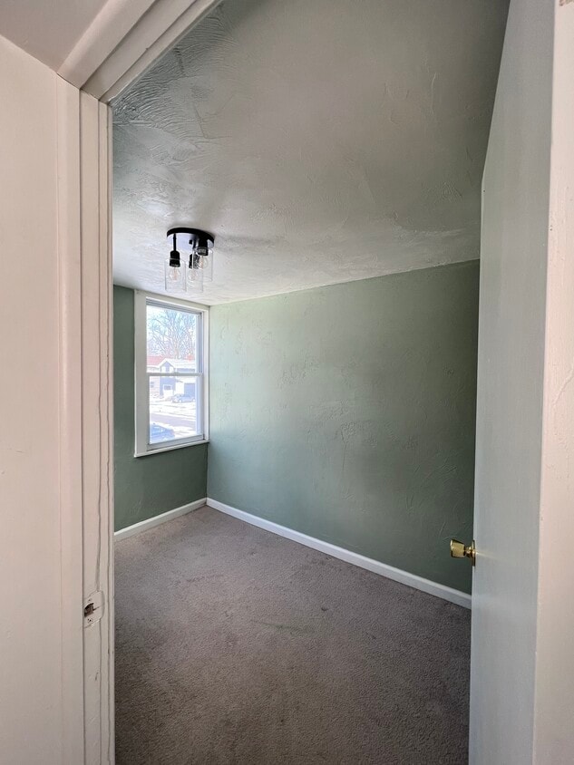 Half Bedroom / Office - 33 Poplar St