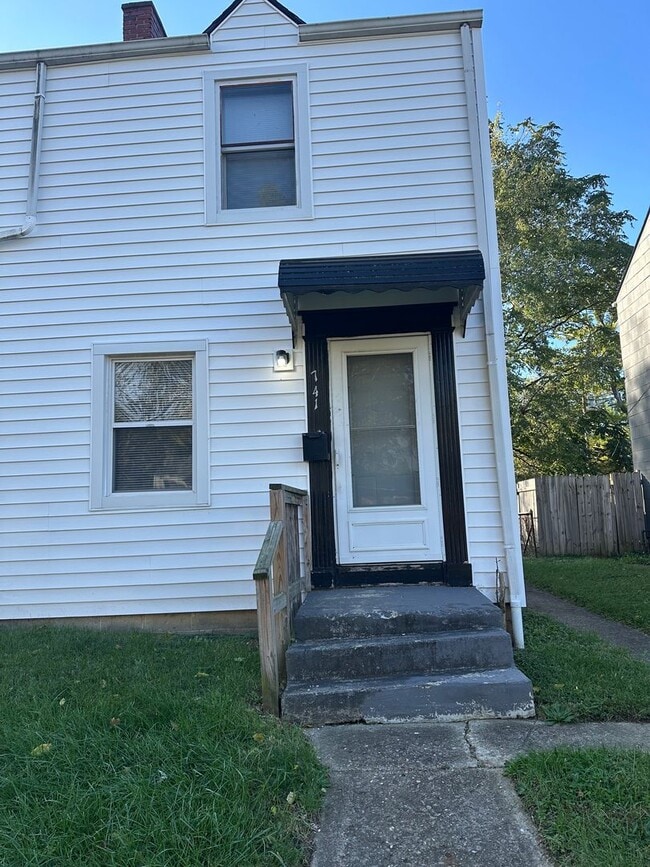 Building Photo - 741 E Mithoff St Building Photo - 741 E Mithoff St