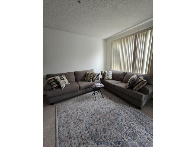 Foto del edificio - 3912 Everest Ln N