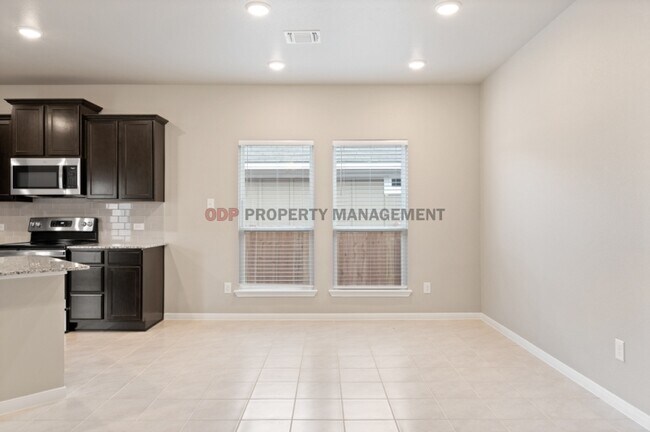 Building Photo - 736 Gingham Trl