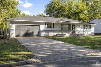 Building Photo - 406 E Fort Worth St