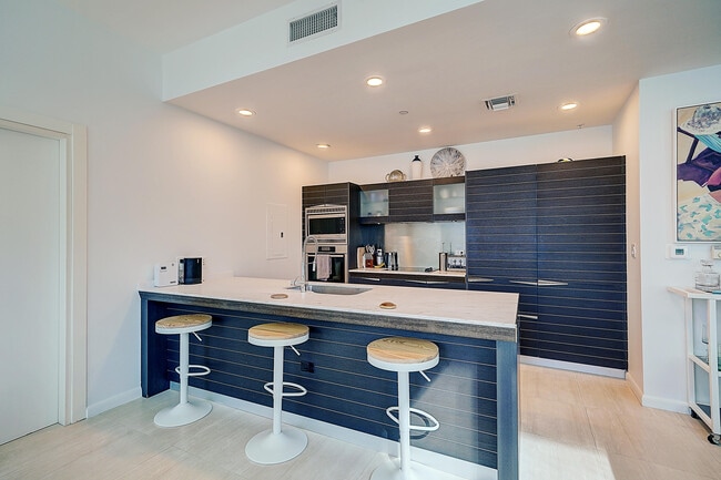 Building Photo - 200 Biscayne Blvd Way