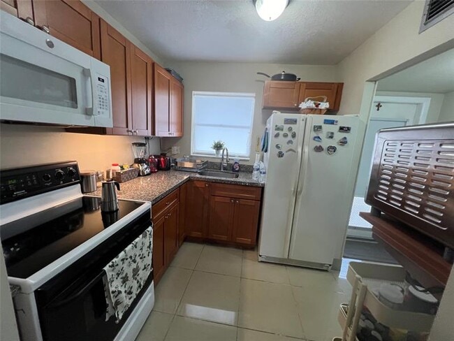 Foto del edificio - 8135 Sunrise Lakes Blvd