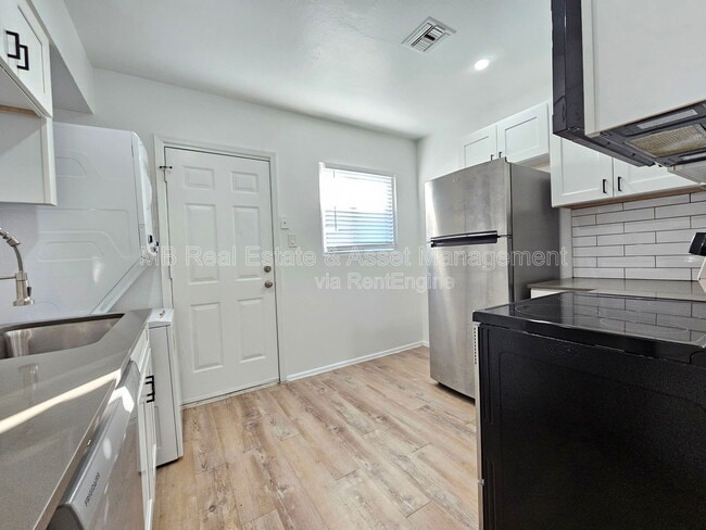 Building Photo - 1521 E Oak St