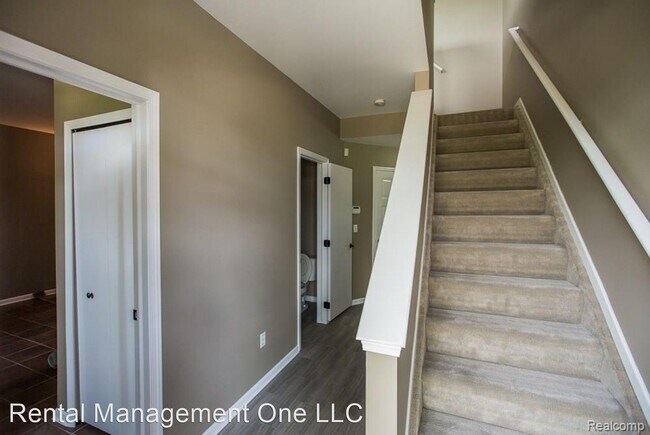 Building Photo - 3 br, 1.5 bath House - 76 W. Bethune