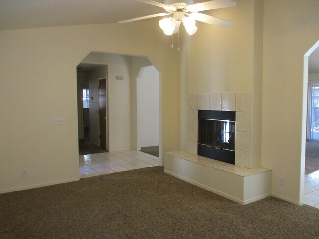 Building Photo - Culdesac Home Near Parks & Schools
