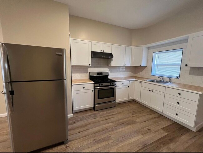 Updated kitchen with accessories included - 1653 N Smallwood St