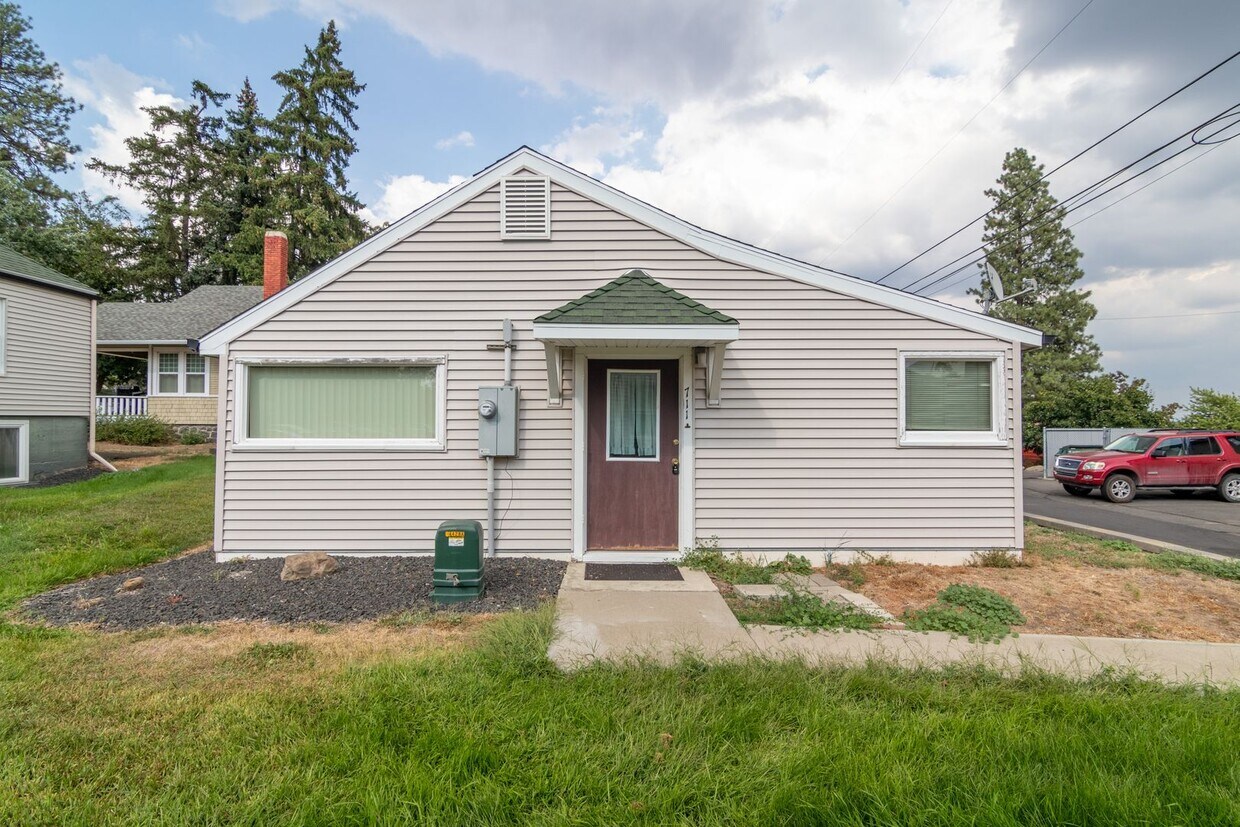 Primary Photo - 2 Bed 1 Bath Home Located Less than a Minu...