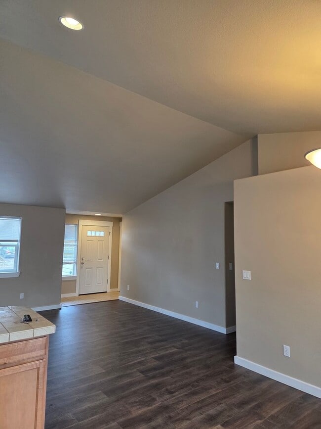 Building Photo - Beautiful Home! Large open living room! Double Car Garage! In private HOA neighborhood! Next to S...