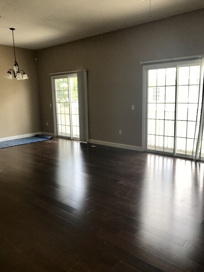 Building Photo - 2 Bed / 2 Bath Condo with 1-Car Garage in ...