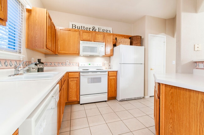 Spacious kitchen with pantry and equipped with stove, microwave, refrigerator, dishwasher and garbage disposal, - 3960 Riviera Grove