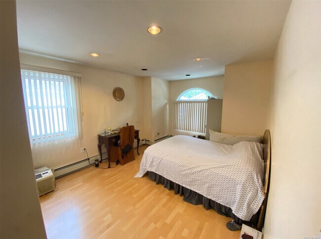 Foto del edificio - 241-26 85th Rd