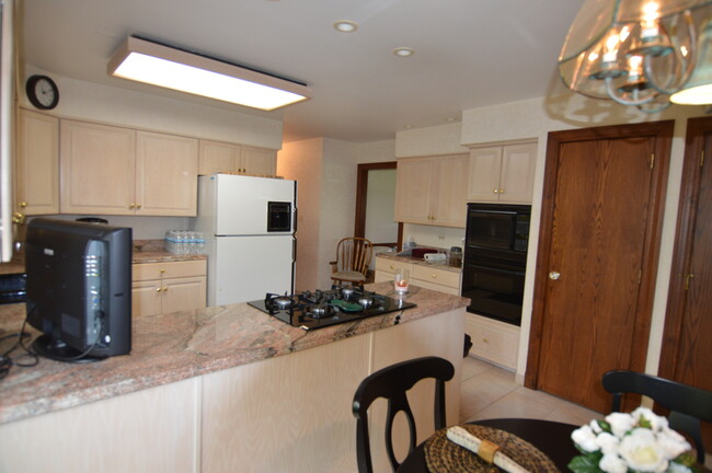 Foto del edificio - 30353 Dowell Rd