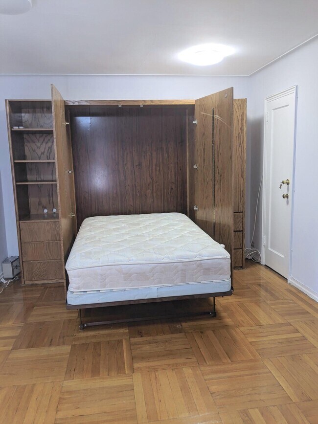 Foto del edificio - 9850 67th Ave