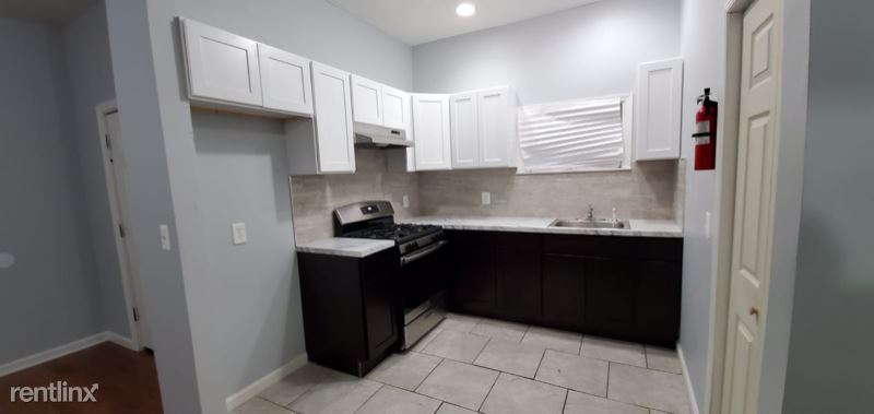 Foto principal - 3 br, 1 bath Townhome - 353 S 11th St