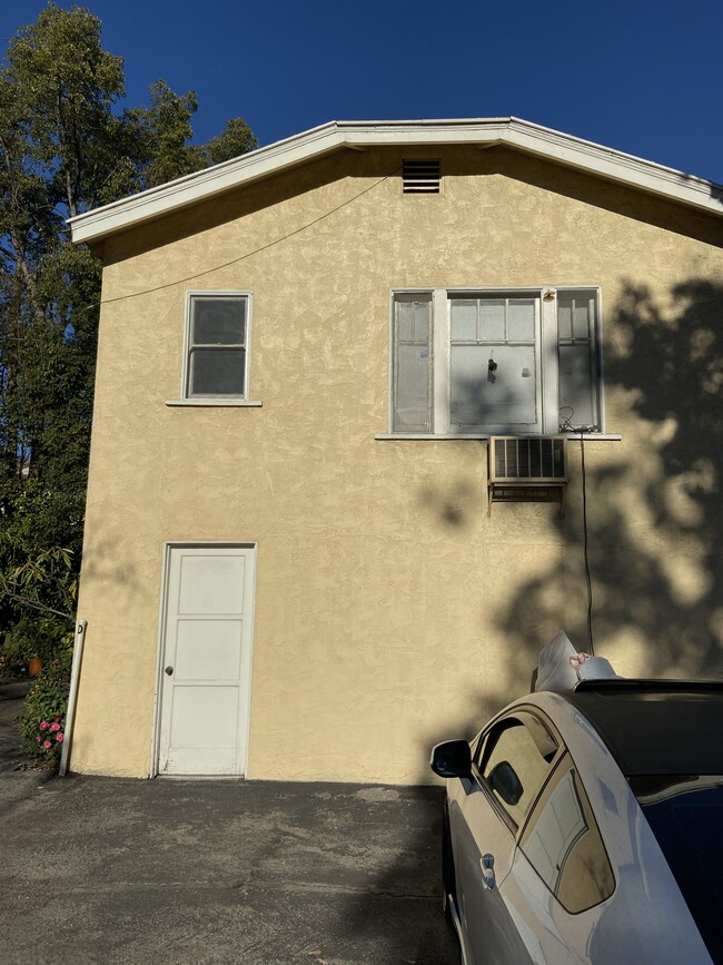 Building Photo - 928 W Angeleno Ave
