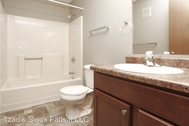 Building Photo - 3 br, 1 bath Apartment - 221 N. Cleveland