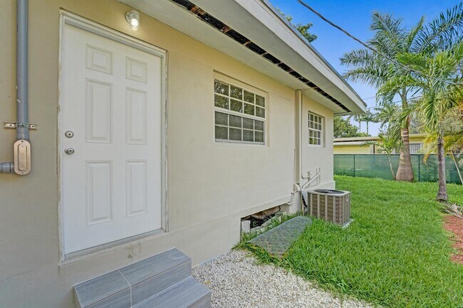 Foto del edificio - $1,995 435 NW 82ns Terrace Ter #2