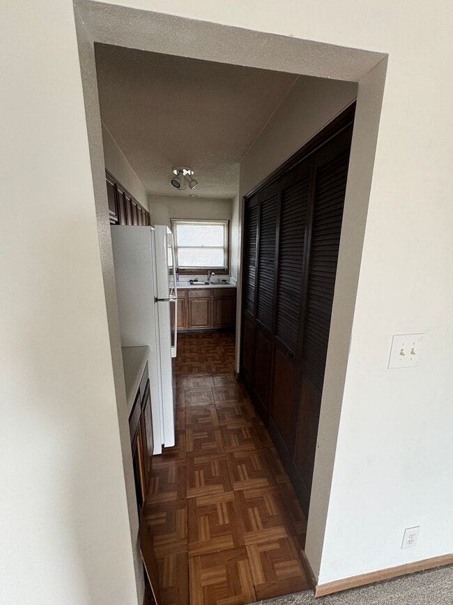 Building Photo - 2 bedroom 1 bath apartment