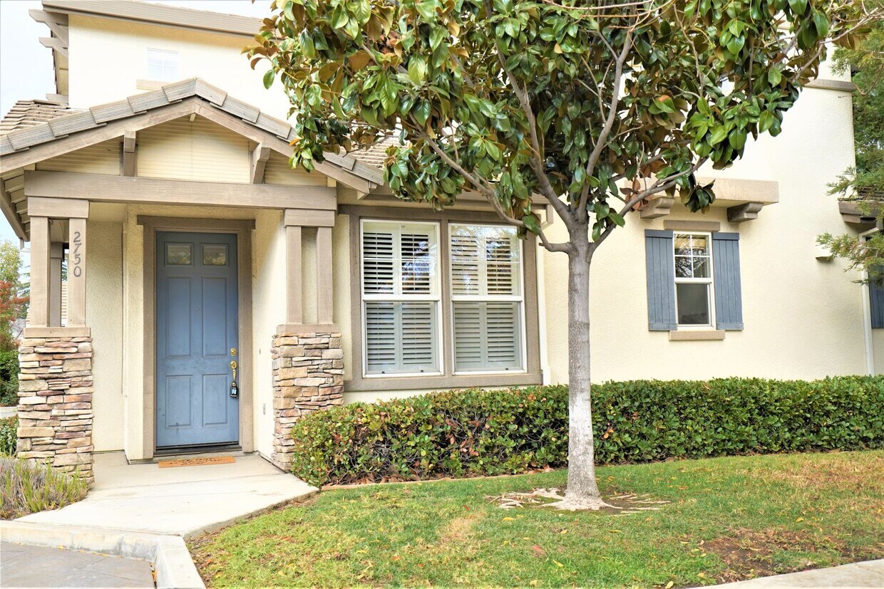 Foto principal - Beautifully Updated Home in Desirable Camp...