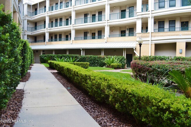 Foto del edificio - 1661 Riverside Ave