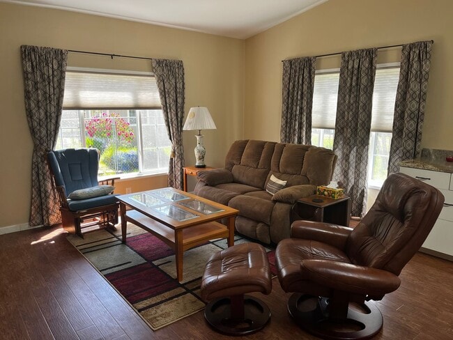 Building Photo - Spacious 3 bed/2bath in Town, Month-to-Month or long term lease.