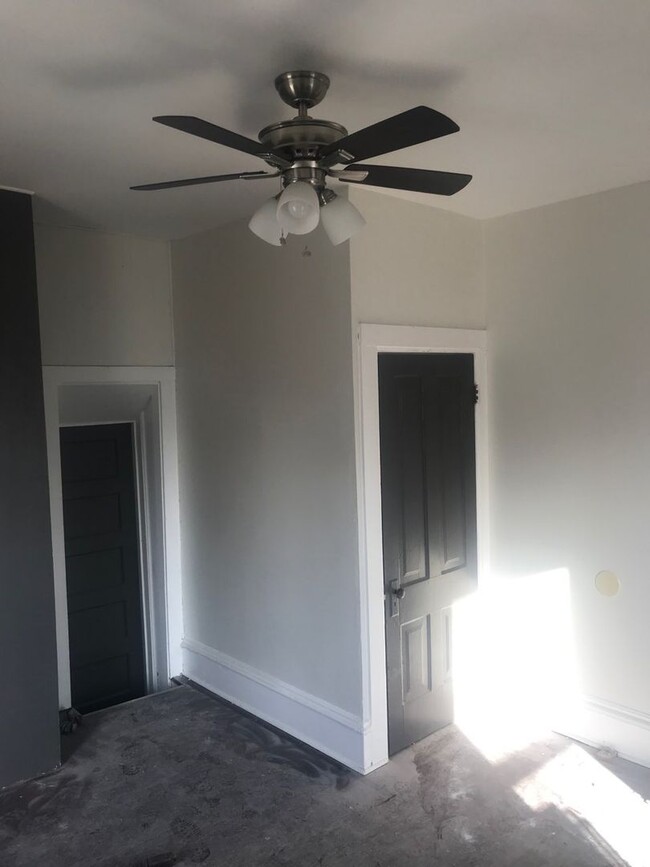 Building Photo - 8 Bedroom house w/ 3 bathrooms, 3 kitchens