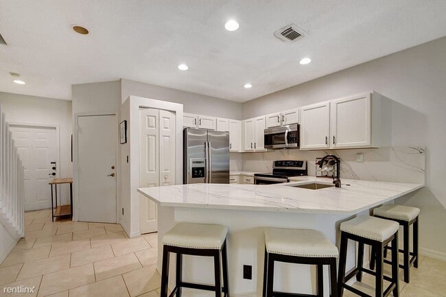 Building Photo - 2 br, 2.5 bath House - 1526 Westchester Ave
