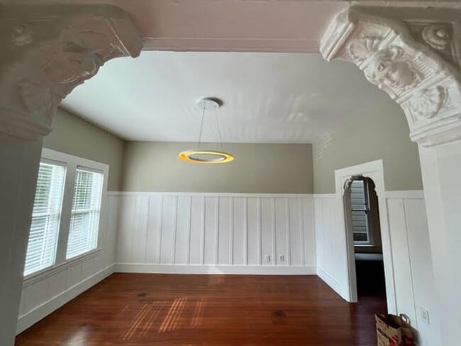 Building Photo - Pet Friendly, Great Neighborhood...It's HO...