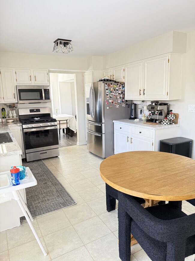 Foto del edificio - 1058 Longford Rd