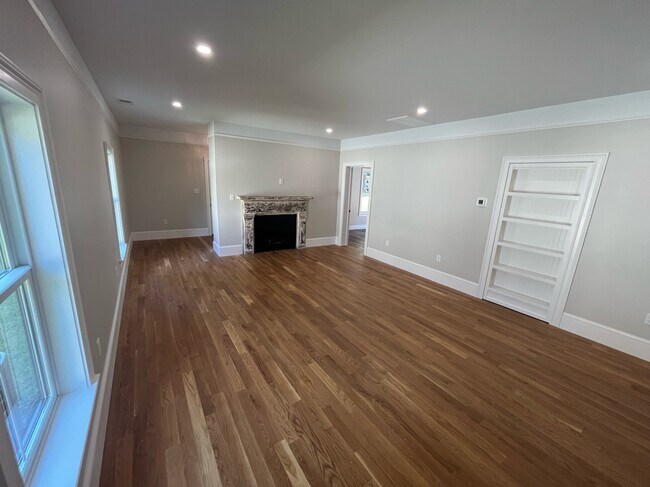 Foto del edificio - 245 W Higgins St