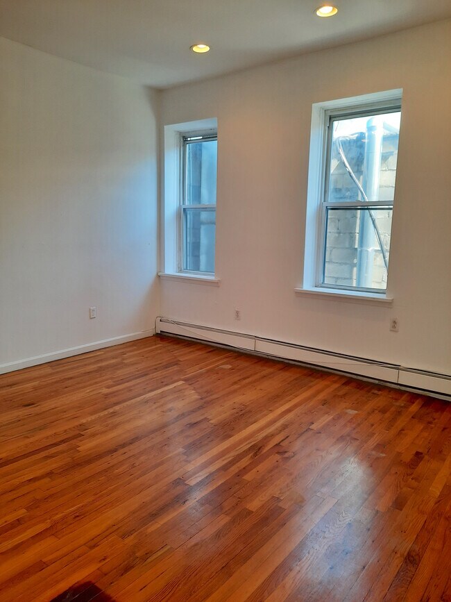 Bedroom 1 (9.5' x 11') - 53 Bright St