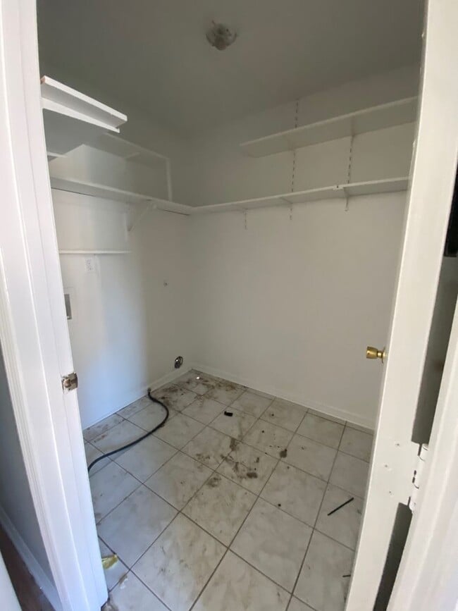 Building Photo - Pet Friendly Ridgewood Subdivision Gem: 3-...