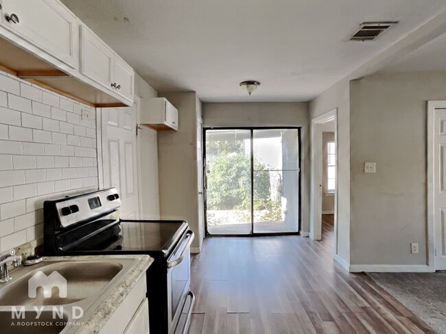 Foto del edificio - 2408 Jennings Ave