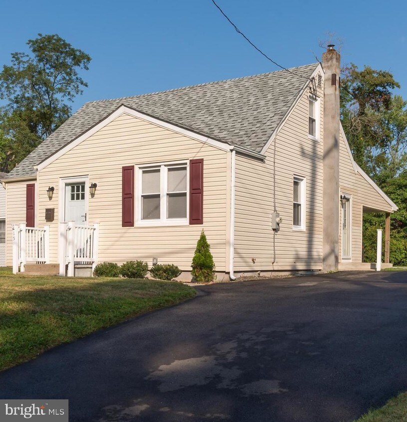 15 Moon Dr, Levittown, PA 19054 House Rental in Levittown, PA