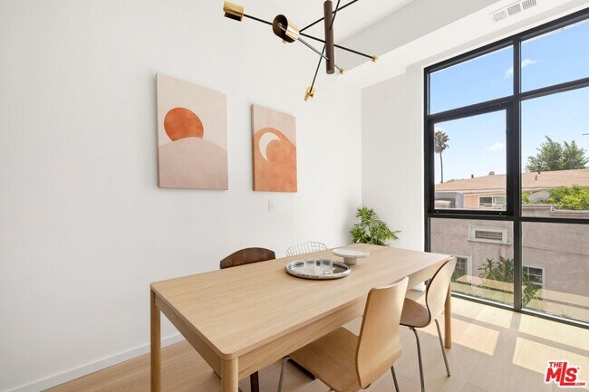 Foto del edificio - 1227 N Formosa Ave