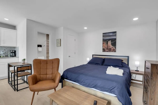 Estudio - 3611 Monroe Ave