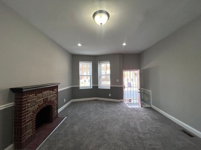 Foto del edificio - 4 Bedrooms Plus Den with 2.5 Bathrooms