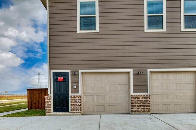 Building Photo - COMING SOON! GORGEOUS 2 BEDROOM 2 FULL BAT...