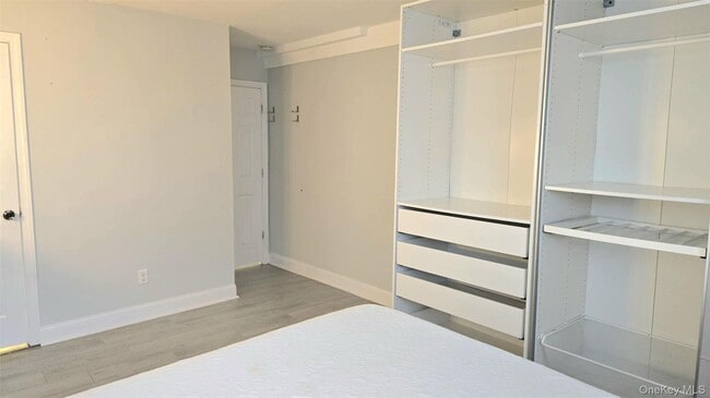 Foto del edificio - 581 Meacham Ave