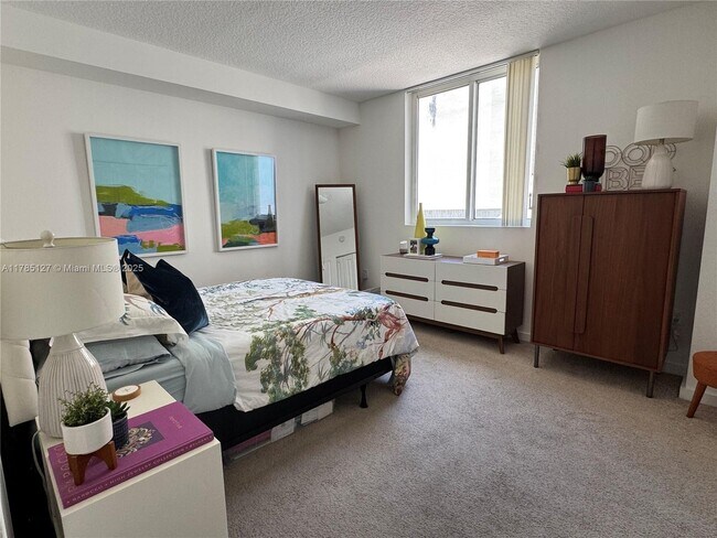 Foto del edificio - 601 NE 23rd St