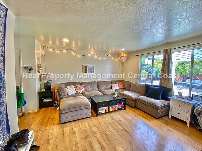 Foto del edificio - AVAILABLE JULY- Spacious 4 Bed / 2 Bath Ho...