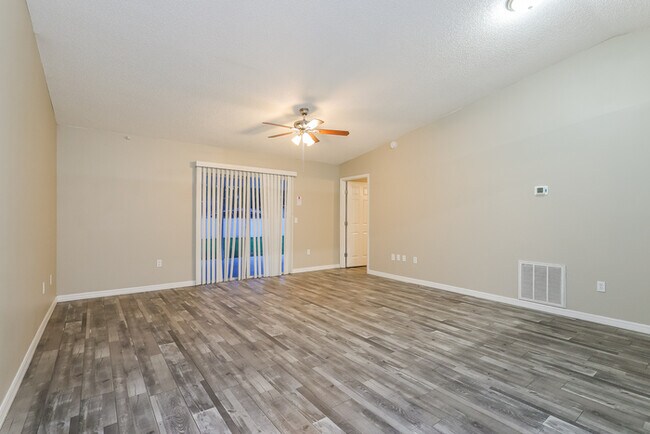 Foto del edificio - 2345 Captain Dr