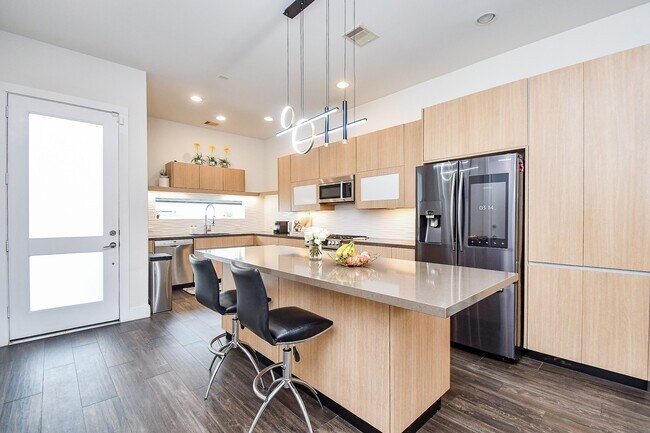 Building Photo - 5519 Paraiso Pl