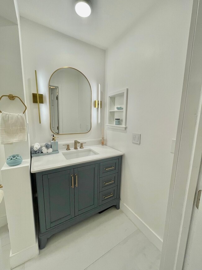 Building Photo - 441 SE 10th St