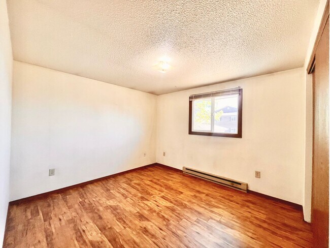 Foto del edificio - 4832-38 Basswood Drive