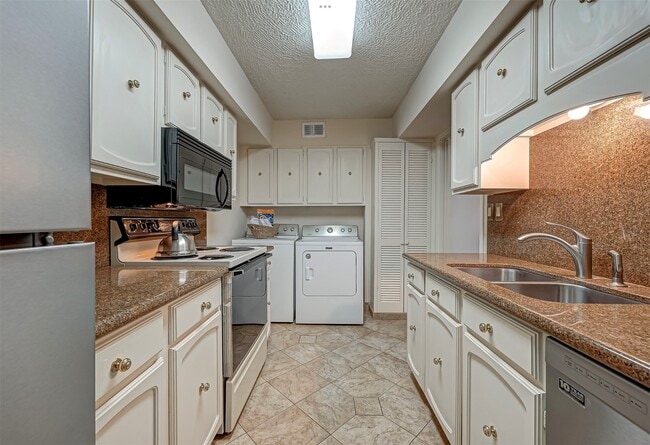 Building Photo - 478 N Post Oak Ln