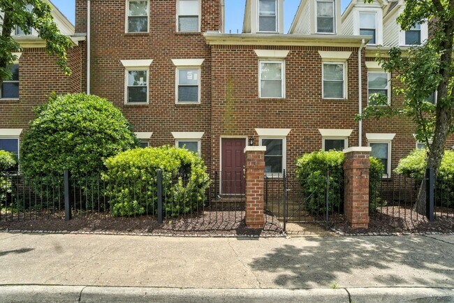 Foto del edificio - Updated Brick Condo in the Heart of Downto...