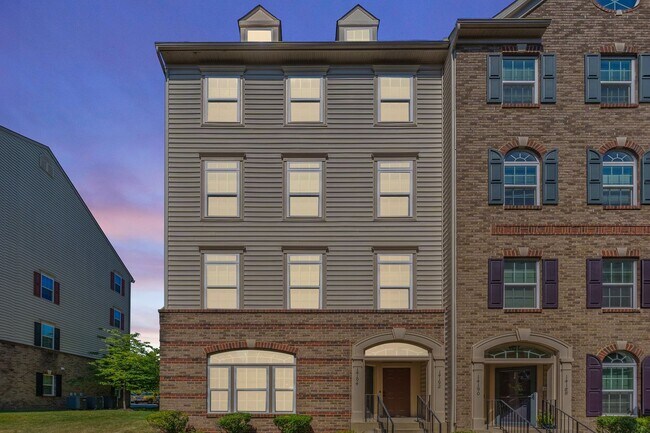 Foto del edificio - Spacious 3-Bed, 2.5-Bath End Unit in Sough...