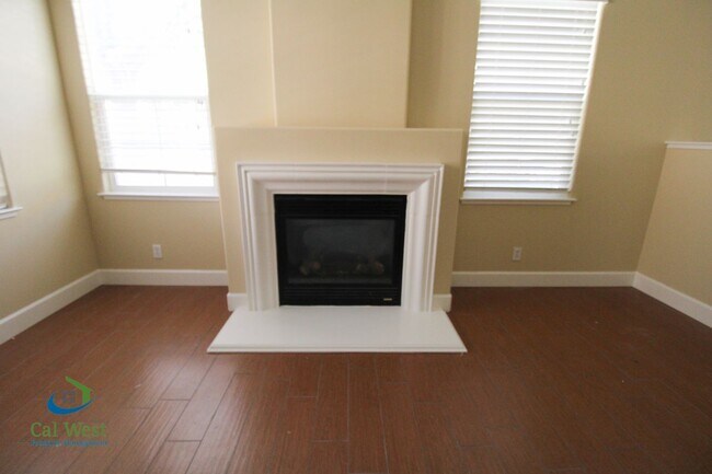 Foto del edificio - $4595 - Beautiful and Quiet 4Bd / 2.5Ba ho...